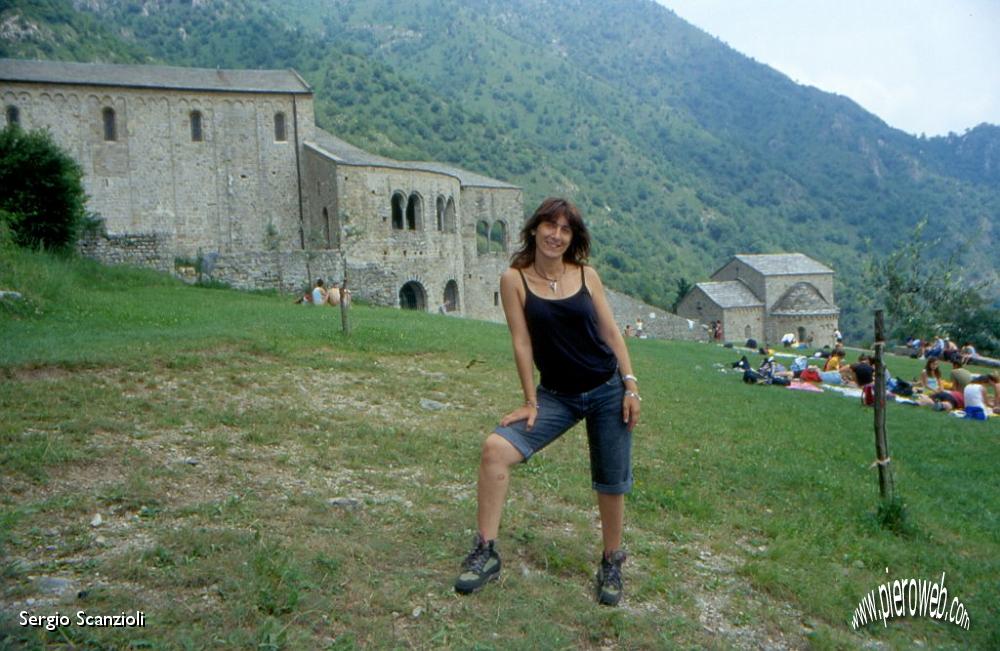 29 Maria e sullo sfondo il complesso monastico.jpg
